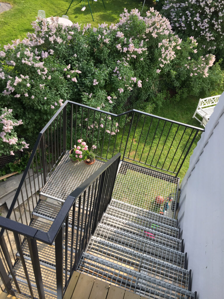 Utetrapp ned til hage