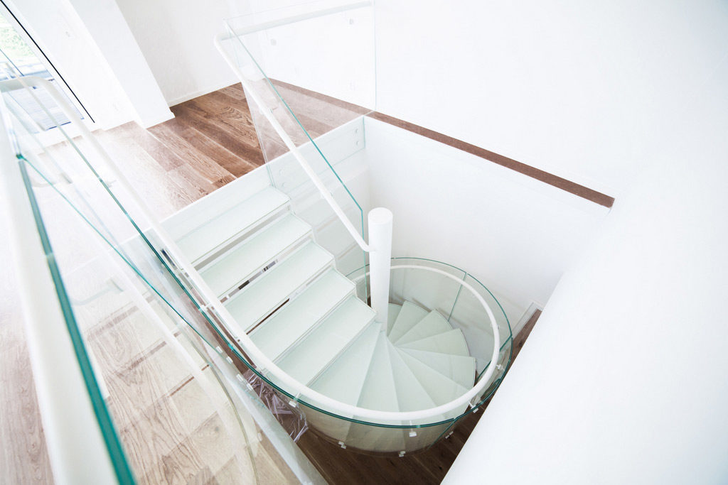Spiraltrapp med kurvet glass fra Nytrapp