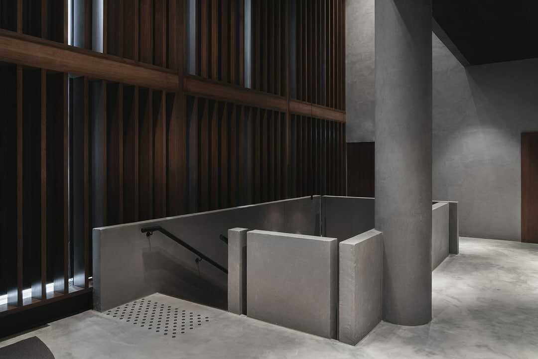 Designtrapp i eik og betong hos Maaemo