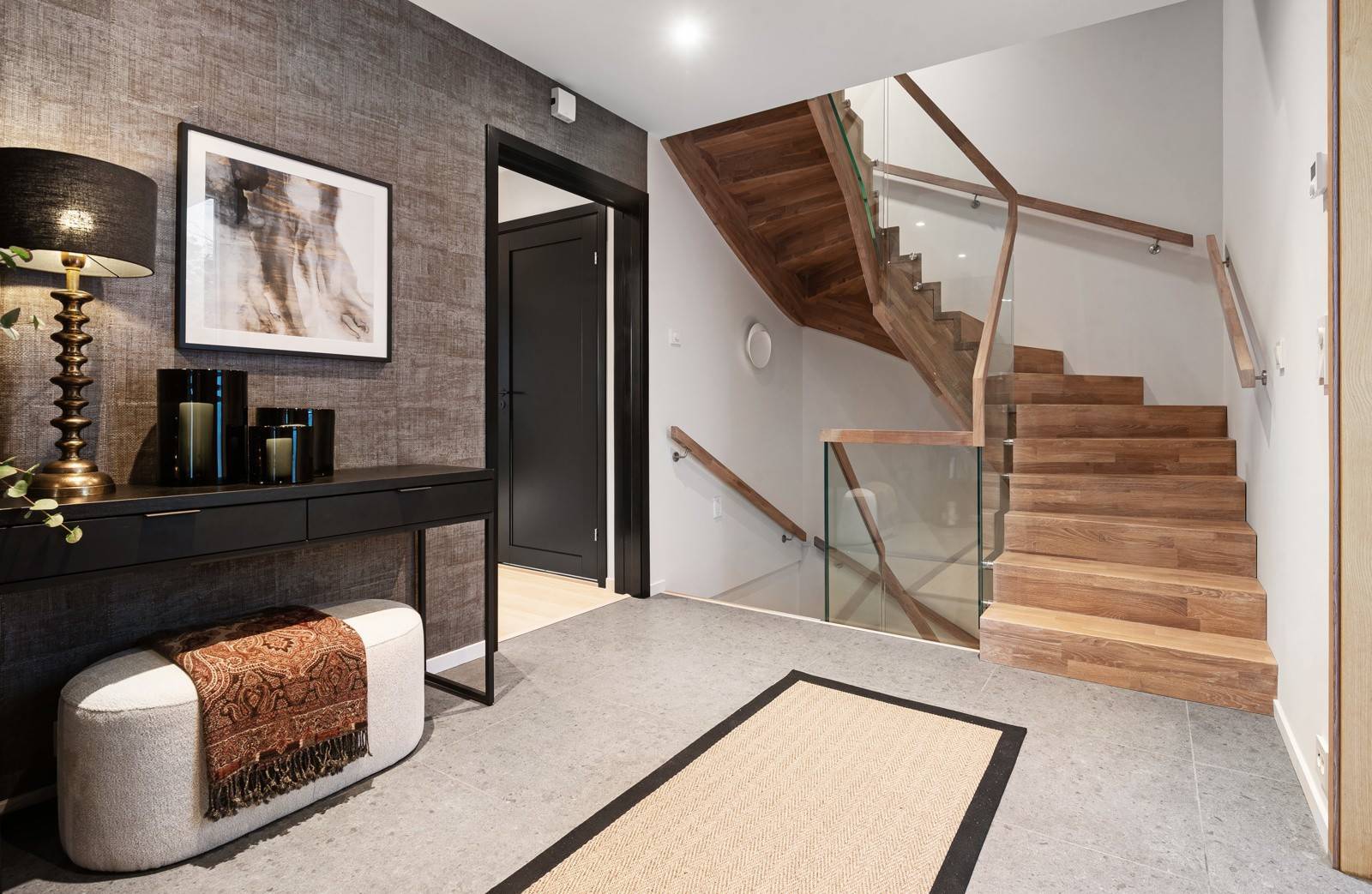 Eiketrapp med glassrekkverk