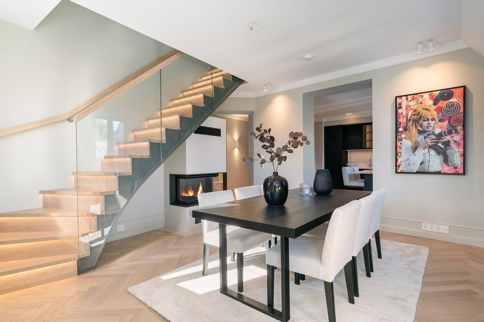 Eiketrapp med ledlys