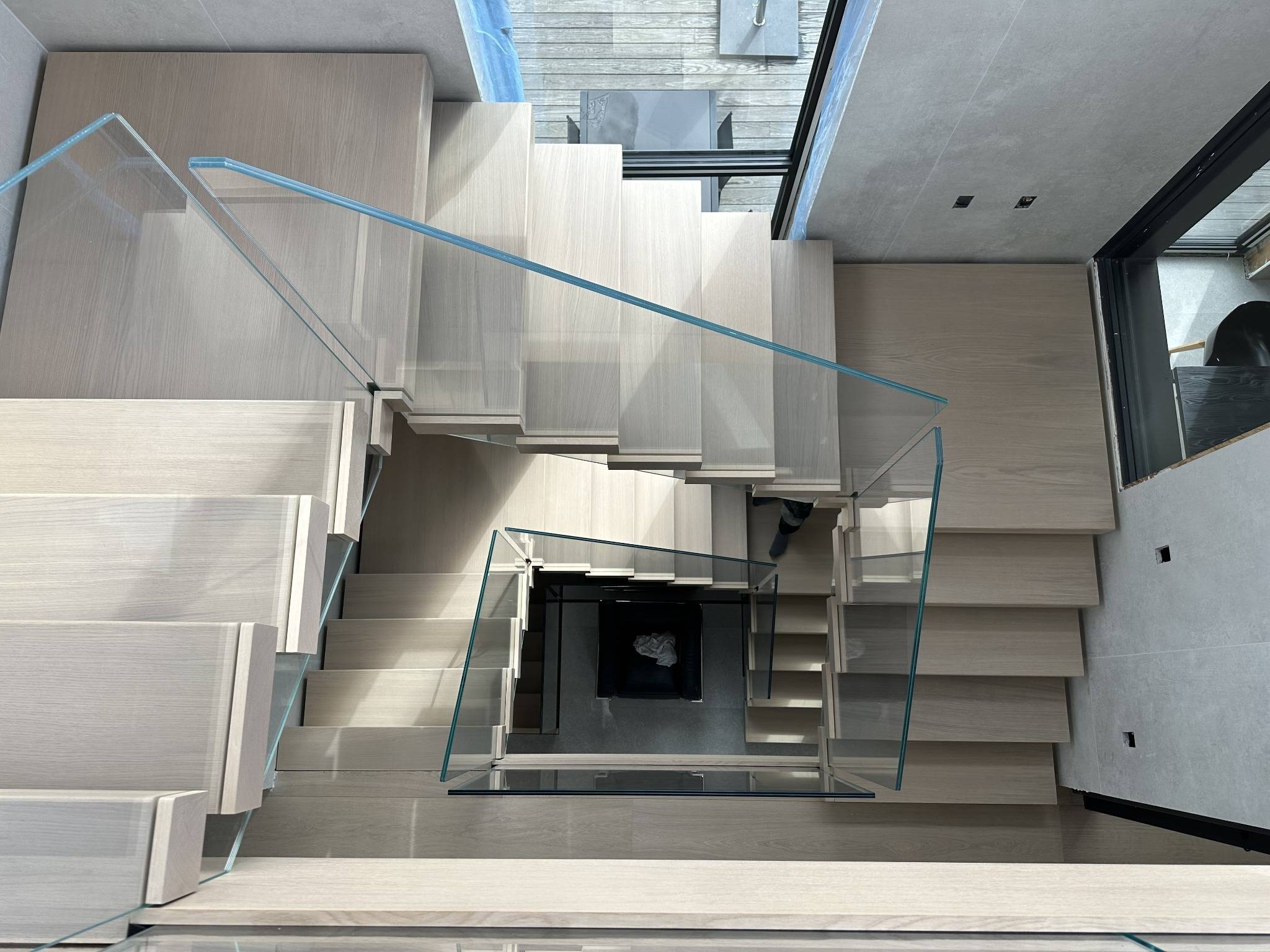 Midvange eiketrapp med rekkverk