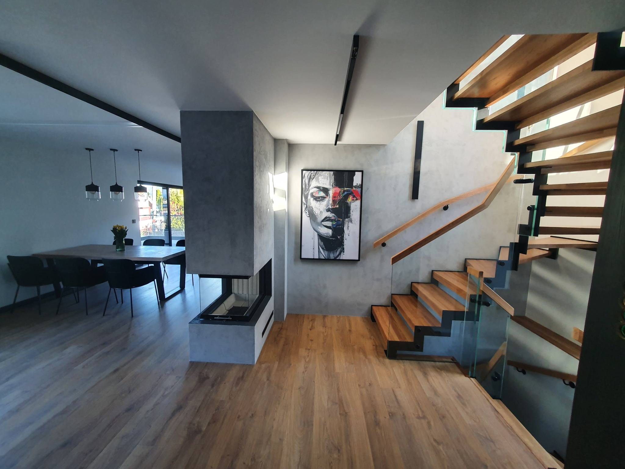 Moderne ståltrapp med stålvanger