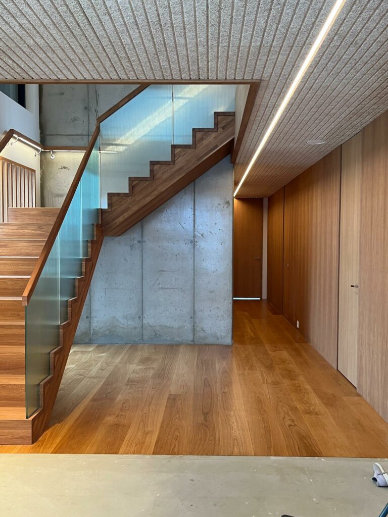 Skreddersydd trapp i eik med stolpefritt rillet glassrekkverk i arkitekttegnet funkisbolig